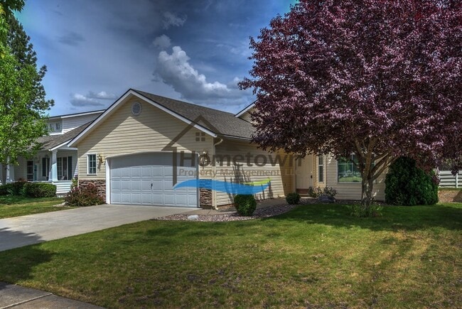 Building Photo - Lovely 3 Bedroom 2 Bath Home w/ 2 Car Gara...