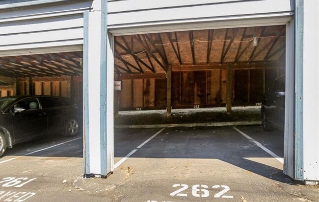 Building Photo - 3 Bed 2 Bath Condo is Available for Rent!