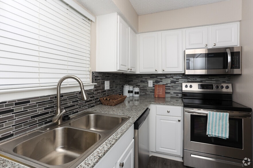 1BR, 1BA - 675SF - Kitchen - Creekside Village Apartments