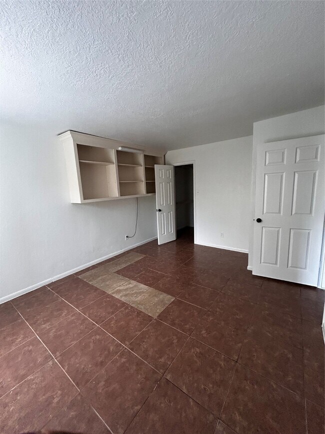 Building Photo - 10110 Forum W Dr