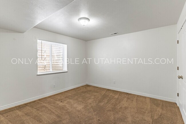 Building Photo - 692 E 180 N