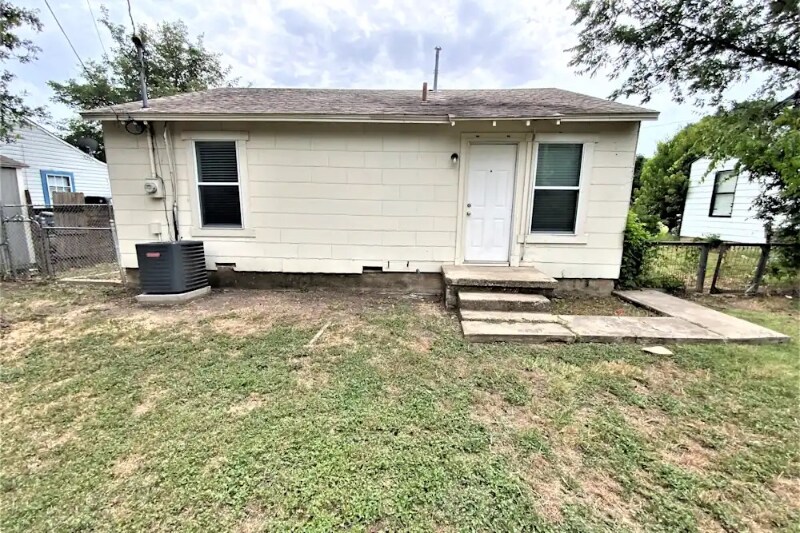 Building Photo - 5111 Royal Dr