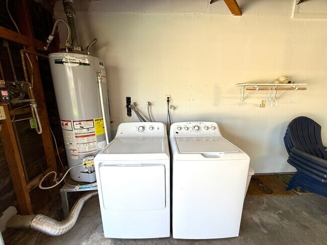 Building Photo - Charming 3BR Home w/ River Views, Open Floor Plan & Island Kitchen- Available Now!