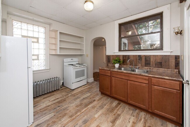 Building Photo - Beautifully updated Tudor style duplex. Upper unit. Large rooms. 2 balconies, private entry. Fenc...