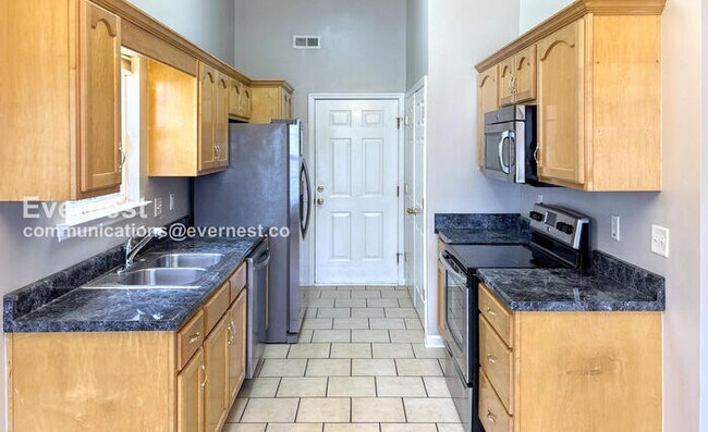 Building Photo - 3 Bed, 2 Bath Home with Garage / Pet-Frien...