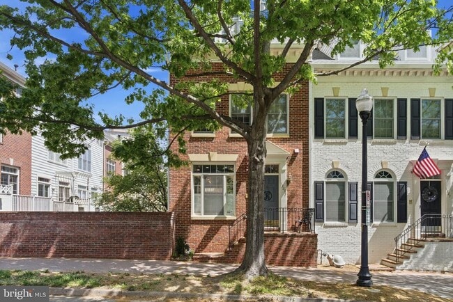 Building Photo - 1329 N Barton St