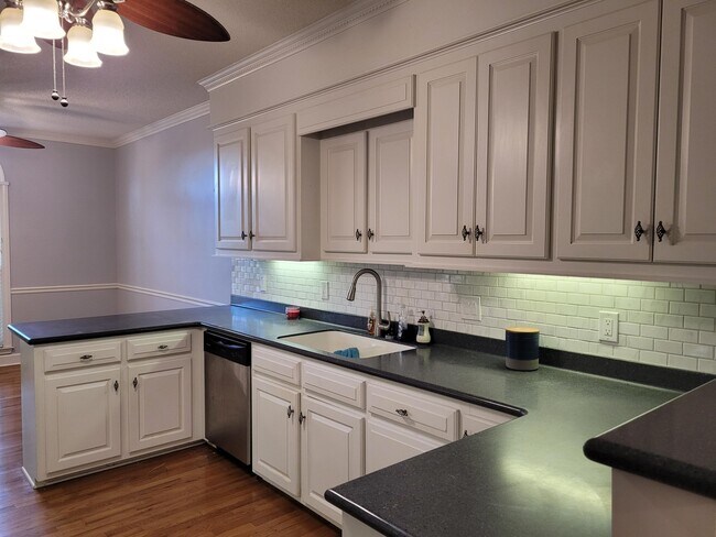 Building Photo - 850 Torrey Pines Dr