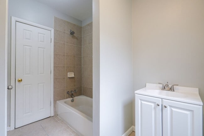 Building Photo - Newly renovated 6 bedroom 2.5 bath in Carroll Park Area