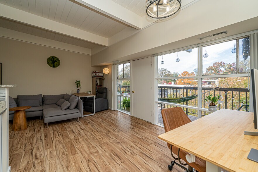 Building Photo - 4965 Americana Dr