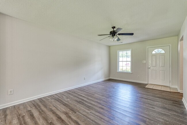Building Photo - 567 Seays Crest Dr