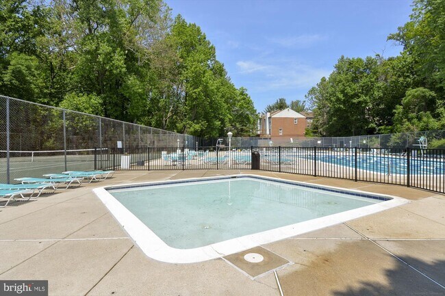 Building Photo - 10655 Montrose Ave