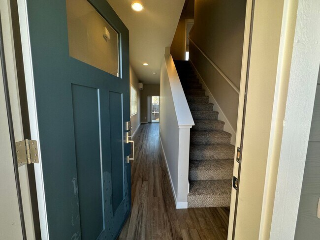 Building Photo - 61540 SE Lucia St