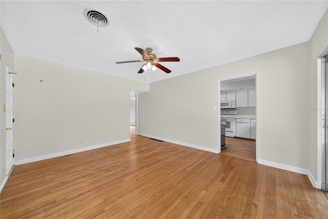 Building Photo - 2406 Shoreham Rd