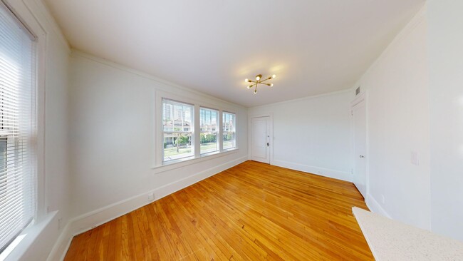 Building Photo - 2335 Riverside Ave! - 2ND FLOOR UNIT