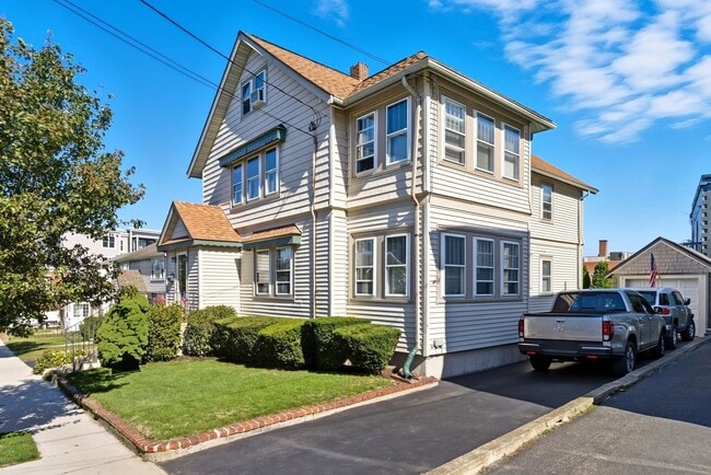 Building Photo - 40 Cottage Park Rd