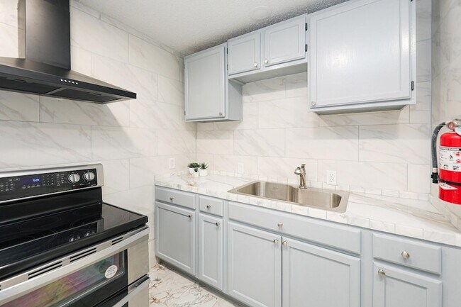 Building Photo - 1920 Madison St