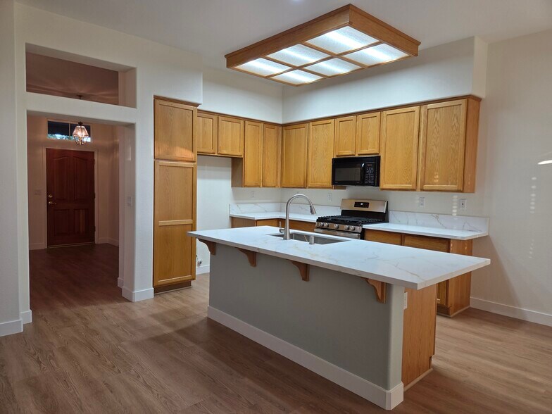 Building Photo - 5534 New Vista Dr