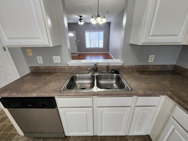 Building Photo - 111 Maddux Ln