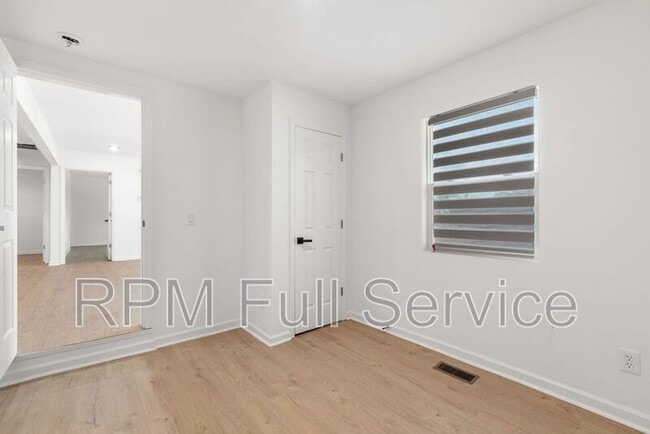 Building Photo - 2138 25th Ave N