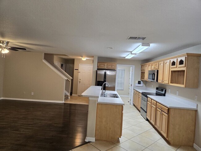 Building Photo - Avalon Park Spacious two story townhome