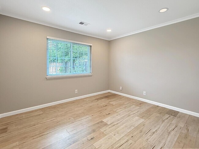 Building Photo - 5935 Woodbine Pl