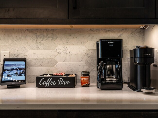 Building Photo - 5 Wildwood Rd W