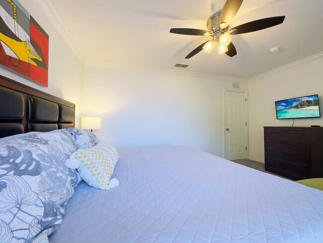 Building Photo - 1042 Calabria Ave