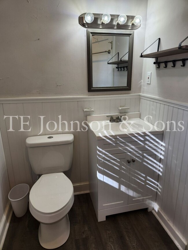 Building Photo - Charming Upstairs Duplex Near Downtown Win...