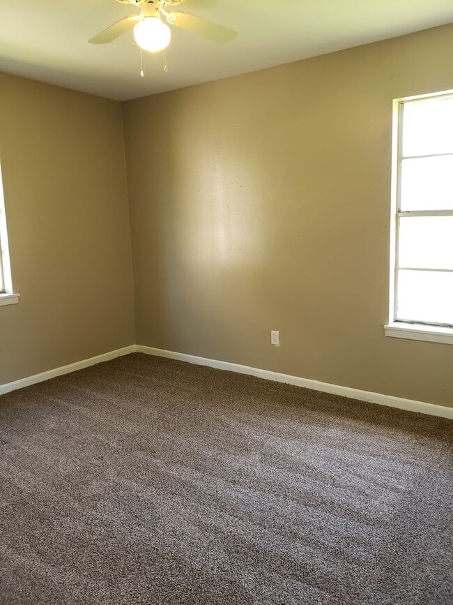 Building Photo - Very nice 3 bedroom/1&1/2 bathroom