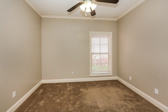 Building Photo - 631 Westhill Rd