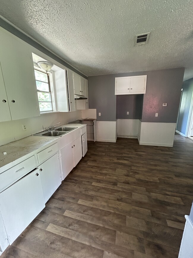 Building Photo - 570 Sally Ann Dr