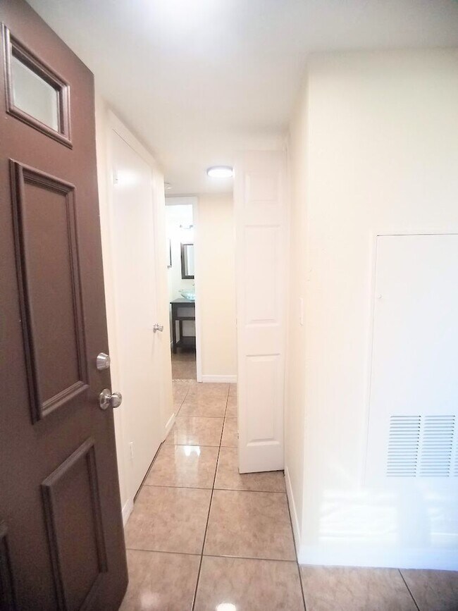 Building Photo - Beautiful 2/2 Towhhouse Feel Condo  x Rent...