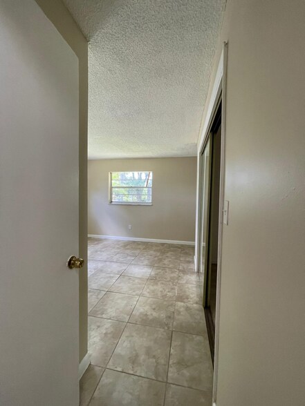 Building Photo - 4671 SW 66th Ave