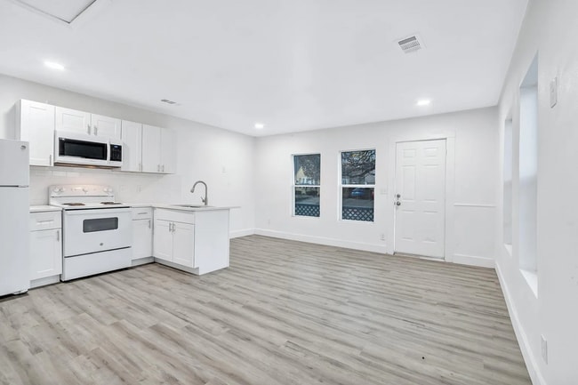 Building Photo - Darling 3/1 Duplex in Oakhurst