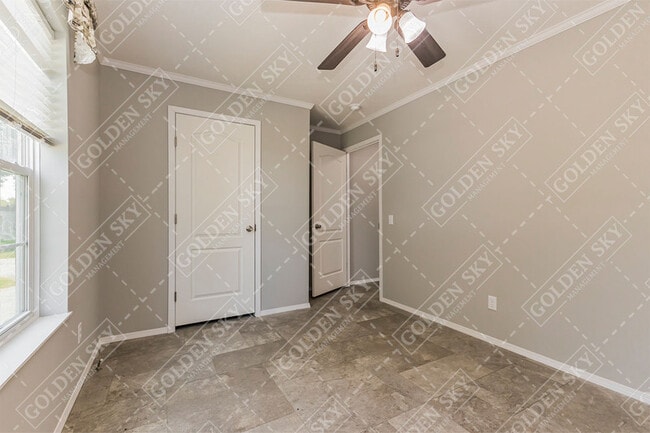 Building Photo - 804 W 15th St