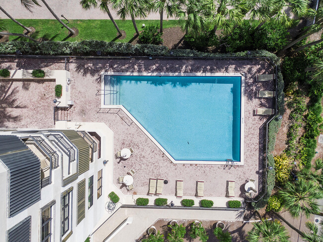 Building Photo - 1155 Hillsboro Mile