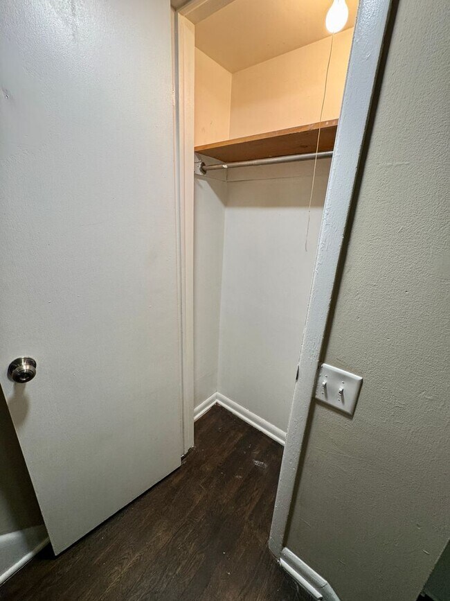 Building Photo - 3 Bedroom ~ Clintonville