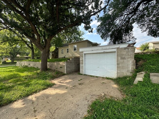 Building Photo - $1100 - 2 Bedroom Home