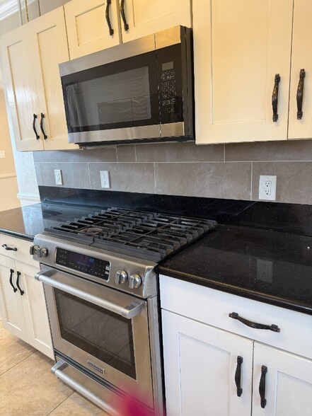 Building Photo - 665 Larimore Ave