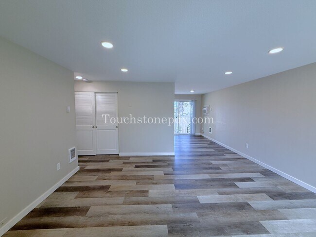 Building Photo - 119 SE Sweetbriar Ln