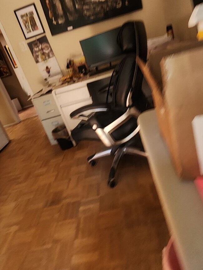 Building Photo - 2 bdr 2 bath kitchen fully furnished apartment with private entrance in quiet neighborhood in Alb...