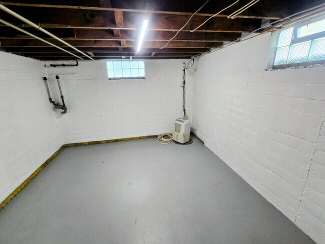 Building Photo - 1640 N Prairie Ave