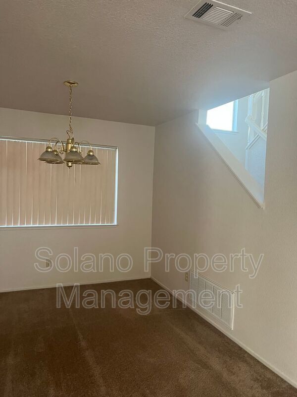 Building Photo - 556 Regency Cir