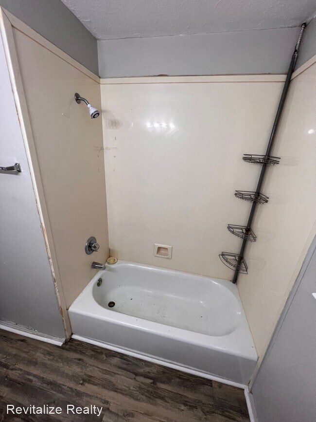 Building Photo - 3 br, 1 bath House - 1208 Castlewood Dr