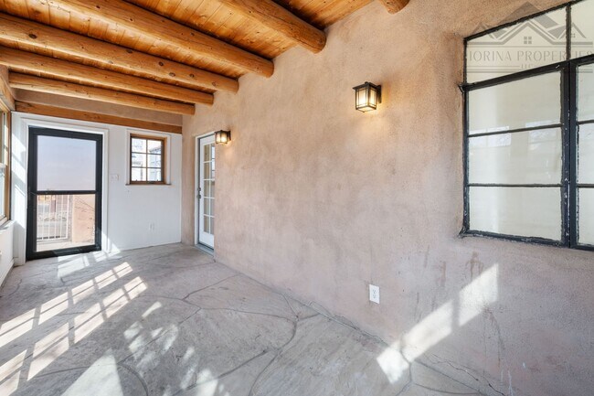 Building Photo - Sunny Retreat in South Capitol