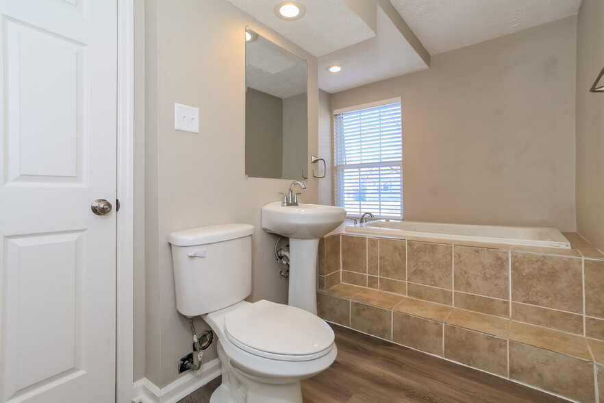 Building Photo - 4559 Parkwick Dr