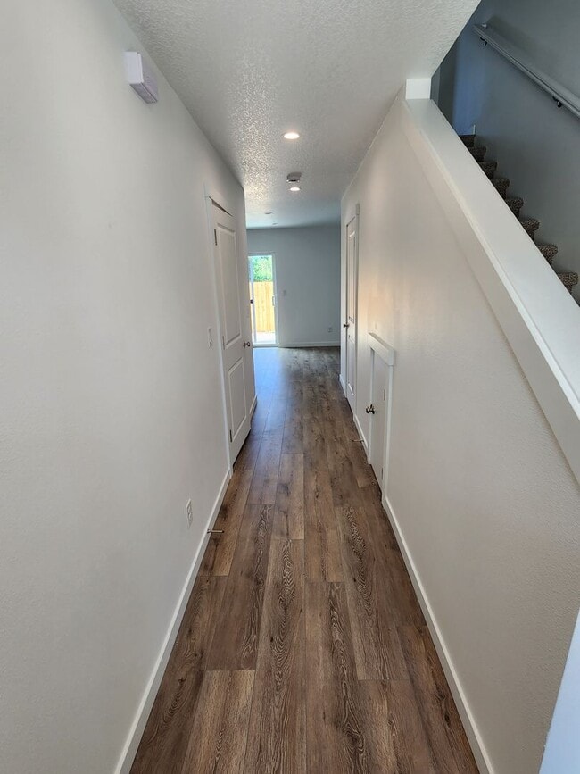 Building Photo - 1011 Peach Rd