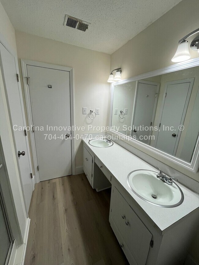 Building Photo - 4535 Dawnwood Dr