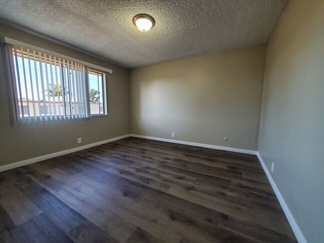 Building Photo - Spacious 1 Bedroom 1 Bath Upstairs Apartment