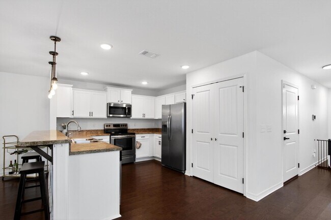 Building Photo - 507 Eisenhower Dr